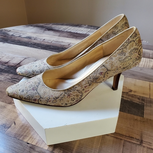 Ann Taylor Loft almond toe floral neutral tapestry heels/ pumps low heel size 7 - Picture 3 of 15